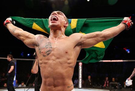 L.Mineiro (foto) conquistou sua segunda vitória consecutiva no UFC. Foto: Josh Hedges/UFC