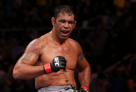 R.Minotauro (foto) pretende voltar a lutar no início de 2014. Foto: Josh Hedges/UFC