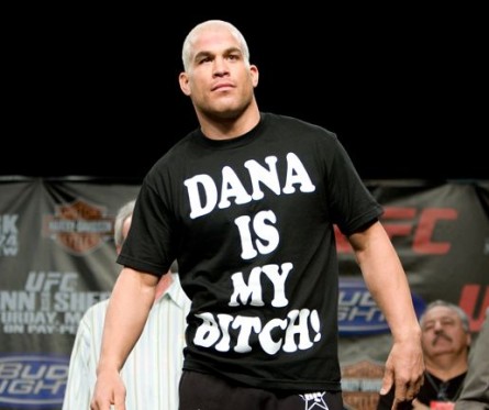 Ainda como atleta do UFC, T. Ortiz usa camiseta provocando Dana White. Foto: Arnold Lin