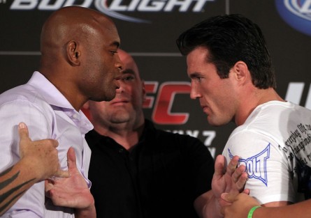 A.Silva (esq.) em encarada com C.Sonnen (dir.) antes da revanche entre os dois. Foto: Josh Hedges/UFC