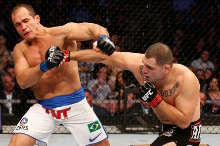 Velasquez domina luta contra Cigano no UFC 166
