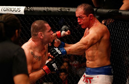Velasquez castiga Cigano na luta principal do UFC 166. Foto: Josh Hedges