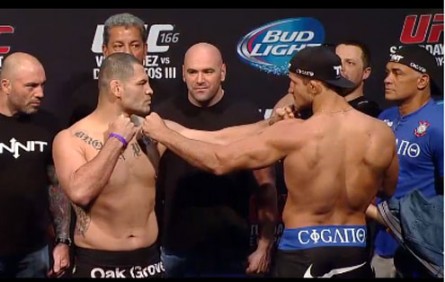 C. Velasquez (esq.) encara J. Cigano na pesagem do UFC 166. Foto: Reprodução