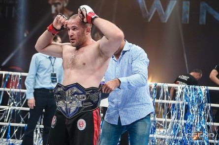 Russo Oleinik (foto) se lesionou e teve estreia no UFC adiada. Foto: Divulgação/Legend