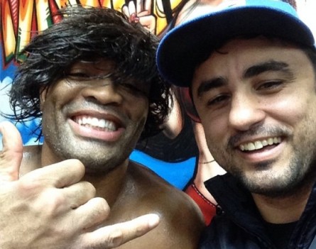 A. Silva (esq.) usa uma peruca após sessão de treinos com R. Lemos (dir.). Foto: Instagram/Reprodução