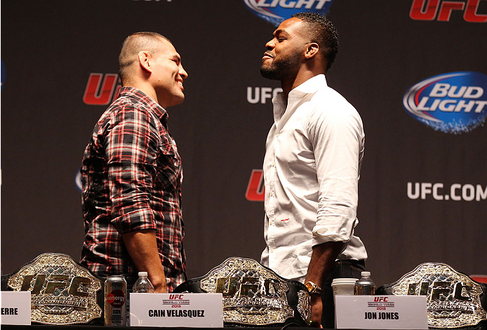 Velasquez (esq.) e Jones (dir.) se encaram durante evento promocional em Nova York. Foto: Josh Hedges/UFC