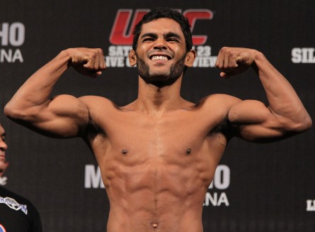 H. Viana (foto) volta a lutar em janeiro de 2014. Foto: Josh Hedges/UFC
