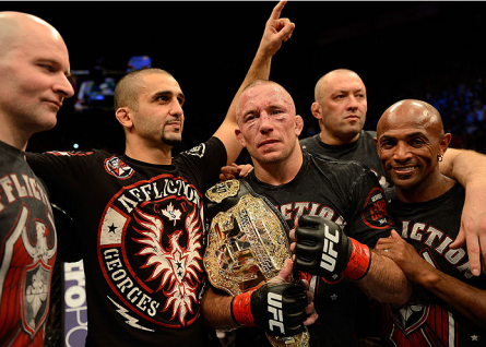 Kristof Midoux (ao fundo) acompanha GSP após a vitória sobre Hendricks. Foto: Donald Miralle/UFC