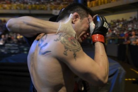 R. Jason chora após derrota no UFC Fight Night 32. Foto: Inovafoto