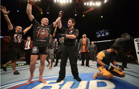 GSP (esq.) é anunciado como vencedor contra J.Hendricks (dir.) no UFC 167. Foto: Donald Miralle/UFC
