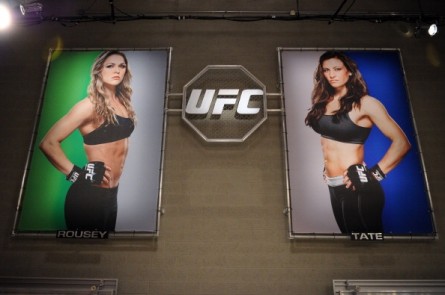 Banners de Rousey (esq.) e Tate (dir.) no TUF 18. Foto: Josh Hedges/UFC
