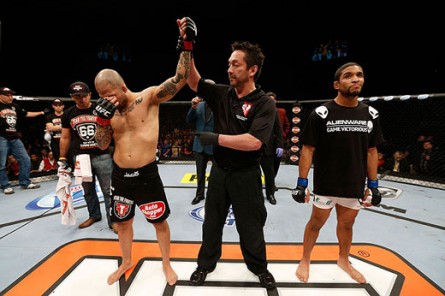 Blanco (direita) é desclassificado da luta com Corassani. Foto: Divulgação/UFC