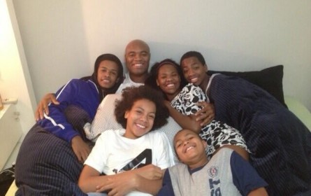 Anderson com os filhos e sobrinhos. Foto: Twitter/Reprodução
