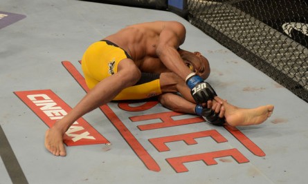 Anderson Silva sofreu a última grave lesão de 2013 no UFC. Foto: Josh Hedges/UFC