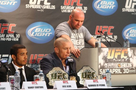 Dana White (de pé) não acredita que St. Pierre (centro) irá se aposentar. Foto: Divulgação/UFC