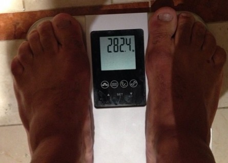 Balança mostra Pezão com 284,4 libras, ou 129 kg. Foto: Instagram/Reprodução
