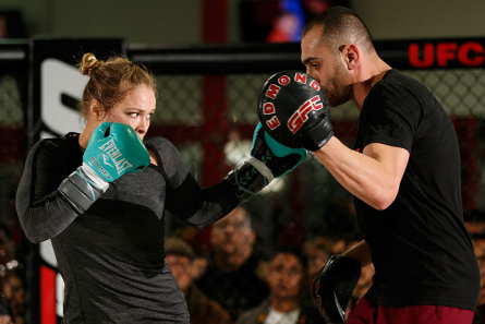 R. Rousey (esq.) treina com Edmond Tarverdyan (dir.). Foto: Josh Hedges/UFC