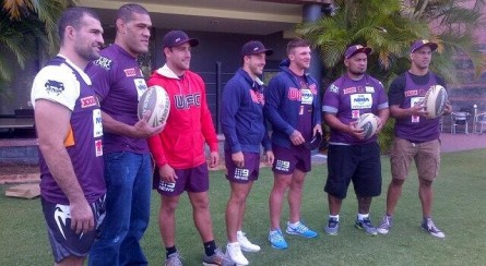 Pezão e Shogun (esq.), Te Huna e Hunt (dir.) e os jogadores do Brisbane Broncos. Foto: Twitter/Reprodução