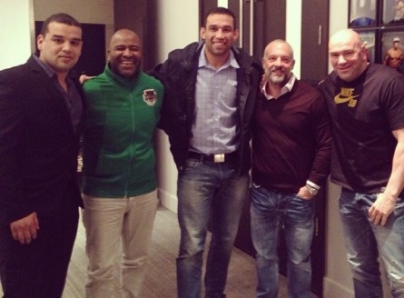 Werdum (ao centro) após reunião com o UFC sobre sua próxima luta. Foto: Instagram/Reprodução