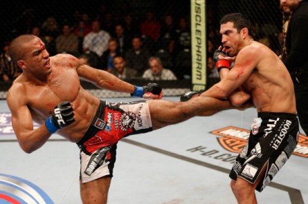 Barboza (esq.) e Castillo (dir.) fizeram a Luta da noite do UFC on Fox 9. Foto: Josh Hedges/UFC
