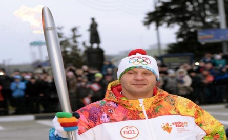 Fedor carrega a tocha olímpica dos Jogos de Inverno. Foto: Reprodução/RIA Novosti