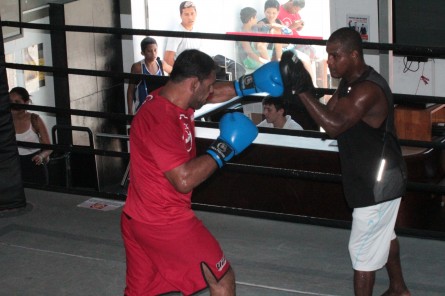 R. Minotouro treina boxe com Edvaldo Badola. Foto: MidiáticaPress/Divulgação