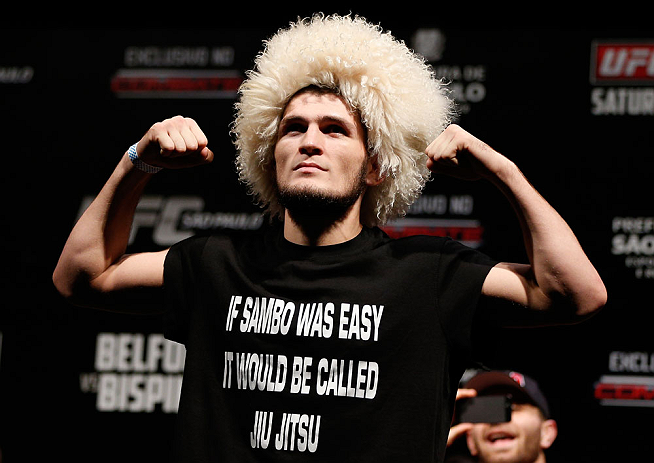 Irreverente, Nurmagomedov (foto) exibe sua peruca característica e uma camisa provocando o jiu-jitsu. Foto: Josh Hedges/UFC