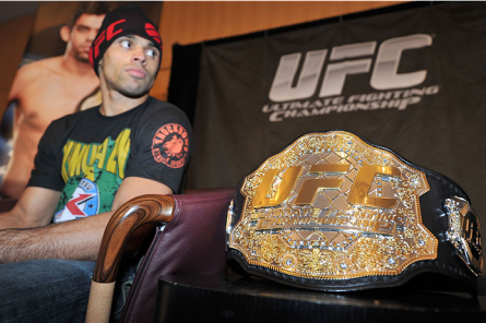 R. Barão (foto) foi promovido à condição de campeão linear dos galos. Foto: Josh Hedges/UFC