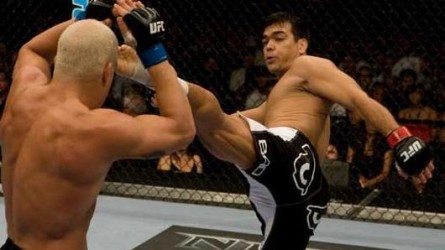 Machida (dir.) superou Ortiz na decisão no UFC 84. Foto: Divulgação/UFC