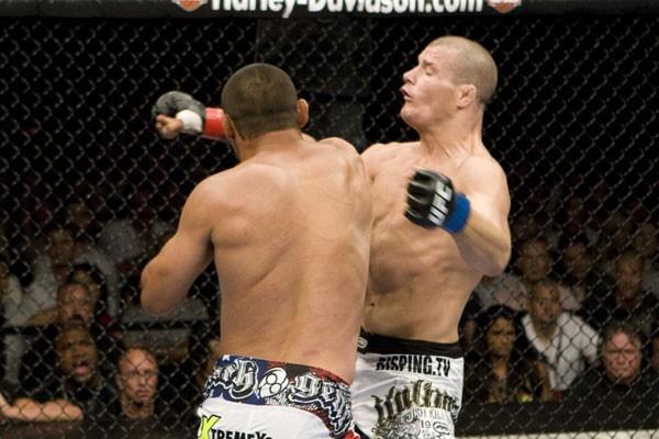 Nocaute de Henderson em Bisping marcou história no UFC 100. Foto: Divulgação/UFC