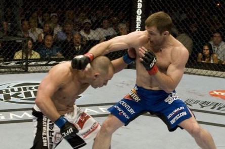 Serra (esq.) e Hughes se enfrentaram em 2009. Foto: Divulgação/UFC