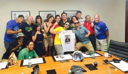 Sonnen (ao centro) e sua equipe se encontram com fãs em São Paulo. Foto: Arquivo Pessoal