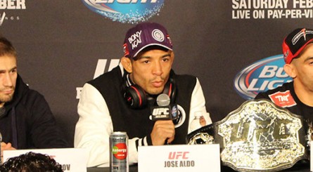 J. Aldo desafia Pettis ainda na sala de imprensa do UFC 169. Foto: Eduardo Oliveira