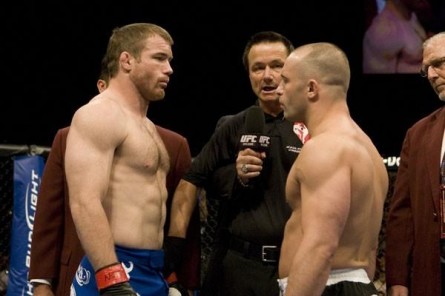 M. Hughes (esq.) e M. Serra (dir.) se enfrentaram em 2009, com vitória de Hughes. Foto: Josh Hedges/UFC