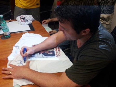 Norte-americano autografa algumas camisas do FC Chael Sonnen. Foto: Arquivo Pessoal