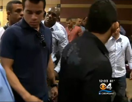 Amigos do lutador compareceram para testemunhar em seu favor. Foto: CBS Miami/Reprodução
