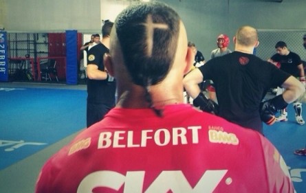 V. Belfort e seu novo corte de cabelo, apelidado por um fã de "moicatrança". Foto: Instagram/Reprodução