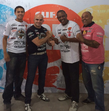 Wallid (de preto) e Celso Athayde, diretor executivo da Cufa (segundo da direita para a esquerda) celebram retomada da parceria. Foto: Divulgação
