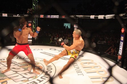 De amarelo, D'Silva vem de vitória rápida no Jungle Fight. Foto: Divulgação/Jungle Fight