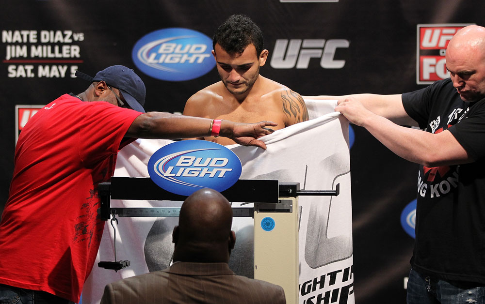 Lineker (foto) tem histórico conturbado com a balança do UFC. Foto: Josh Hedges/UFC