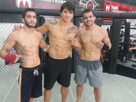 Gabriel, Erick e Bruno: família ligada ao MMA. Foto: Divulgação/Jungle Fight