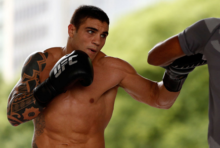 D. Sarafian vai mudar de categoria em sua quarta luta no UFC. Foto: Josh Hedges/UFC
