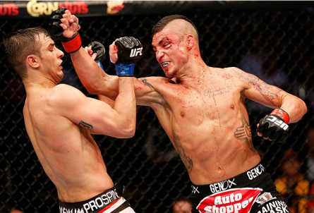 D. Sanchez (dir.) tenta conectar um soco em M. Jury (esq.) no UFC 171. Foto: Josh Hedges/UFC