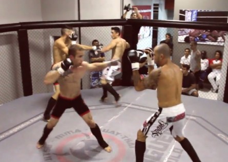 Quatro atletas no cage na primeira luta de Double Fighting. Foto: Reprodução/YouTube