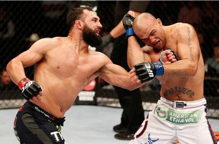 Hendricks (esq.) e Lawler (dir.) se enfrentaram em março. Foto: Divulgação/UFC