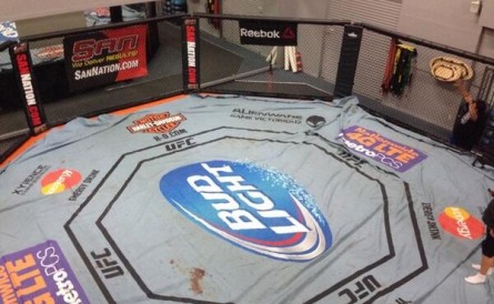Lona do UFC 171 na academia de J. Hendricks. Foto: Reprodução/Twitter
