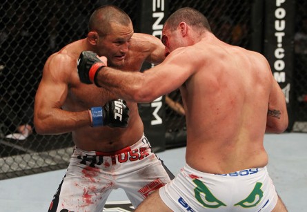 Primeiro combate entre Hendo (esq) e Shogun (dir.) foi a Luta do ano de 2011. Foto: Josh Hedges/UFC