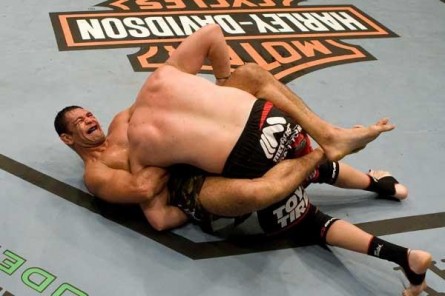 R. Nogueira finaliza T. Sylvia no UFC 81. Foto: Josh Hedges/UFC