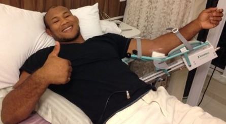 R. Jacaré após cirurgia no cotovelo esquerdo. Foto: Reprodução/Instagram