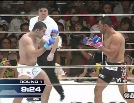 Shogun (esq.) e Minotouro (dir.) durante o combate no PRIDE. Foto: Reprodução/UFC.com